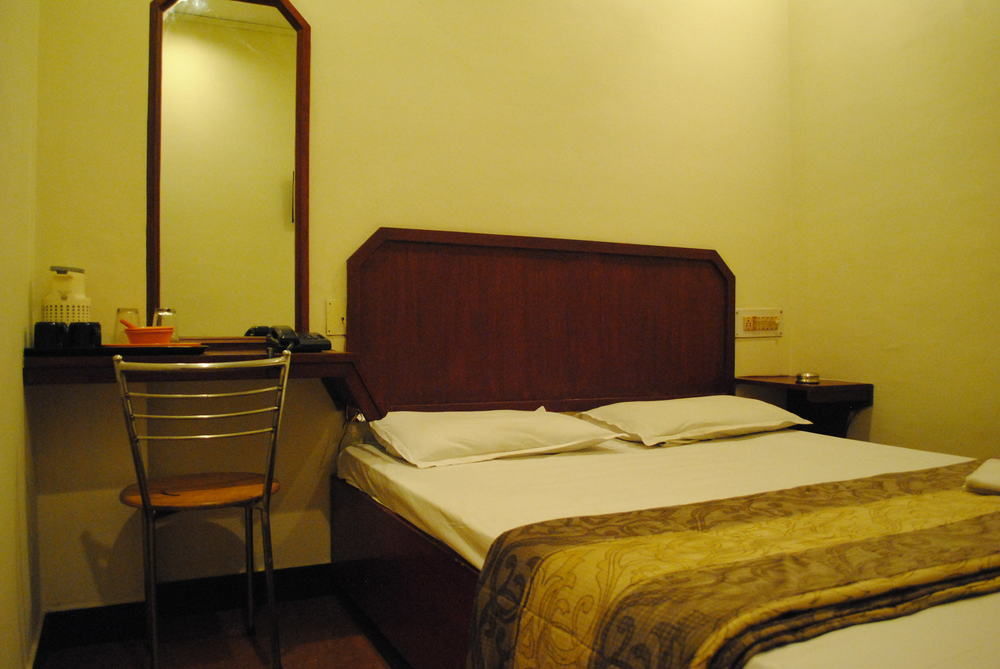 Deluxe Hotel Chennai Esterno foto