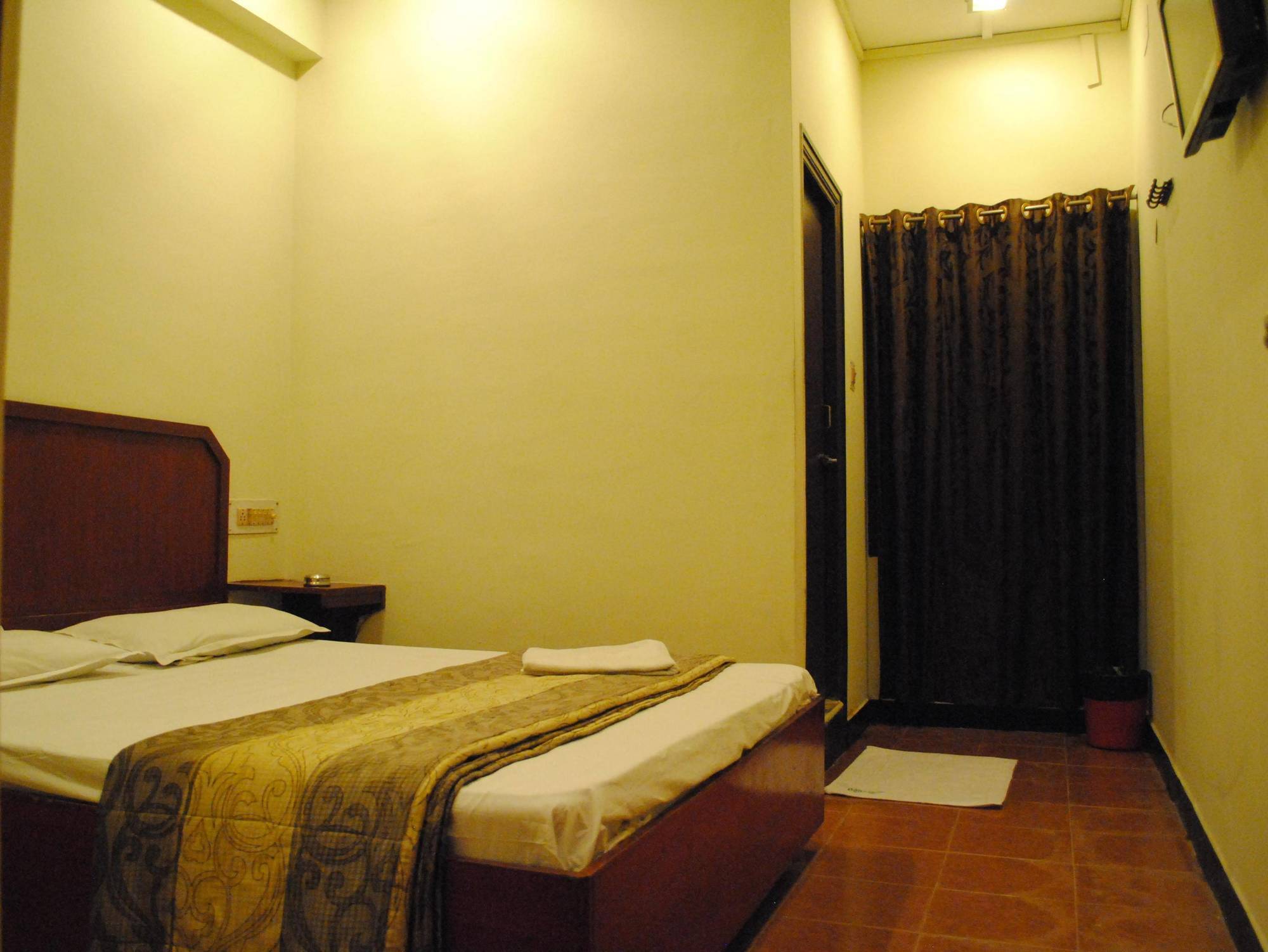 Deluxe Hotel Chennai Esterno foto