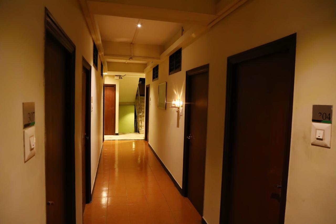 Deluxe Hotel Chennai Esterno foto