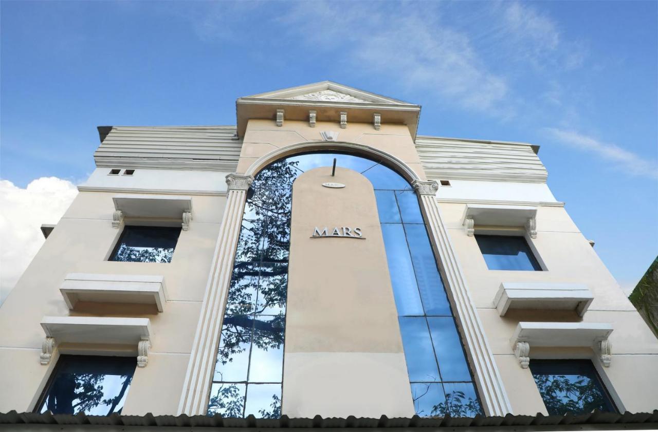 Deluxe Hotel Chennai Esterno foto