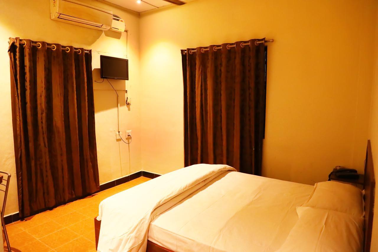 Deluxe Hotel Chennai Esterno foto
