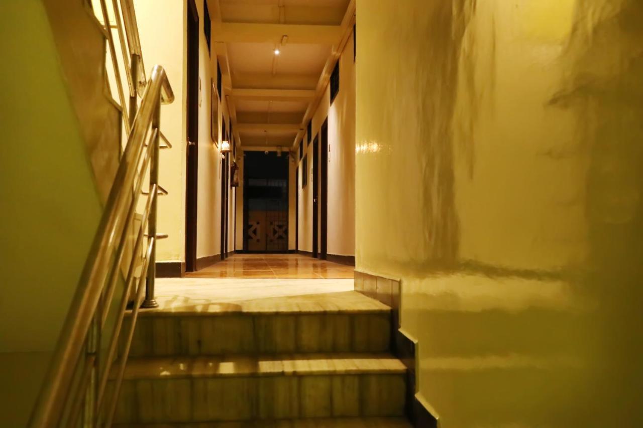 Deluxe Hotel Chennai Esterno foto