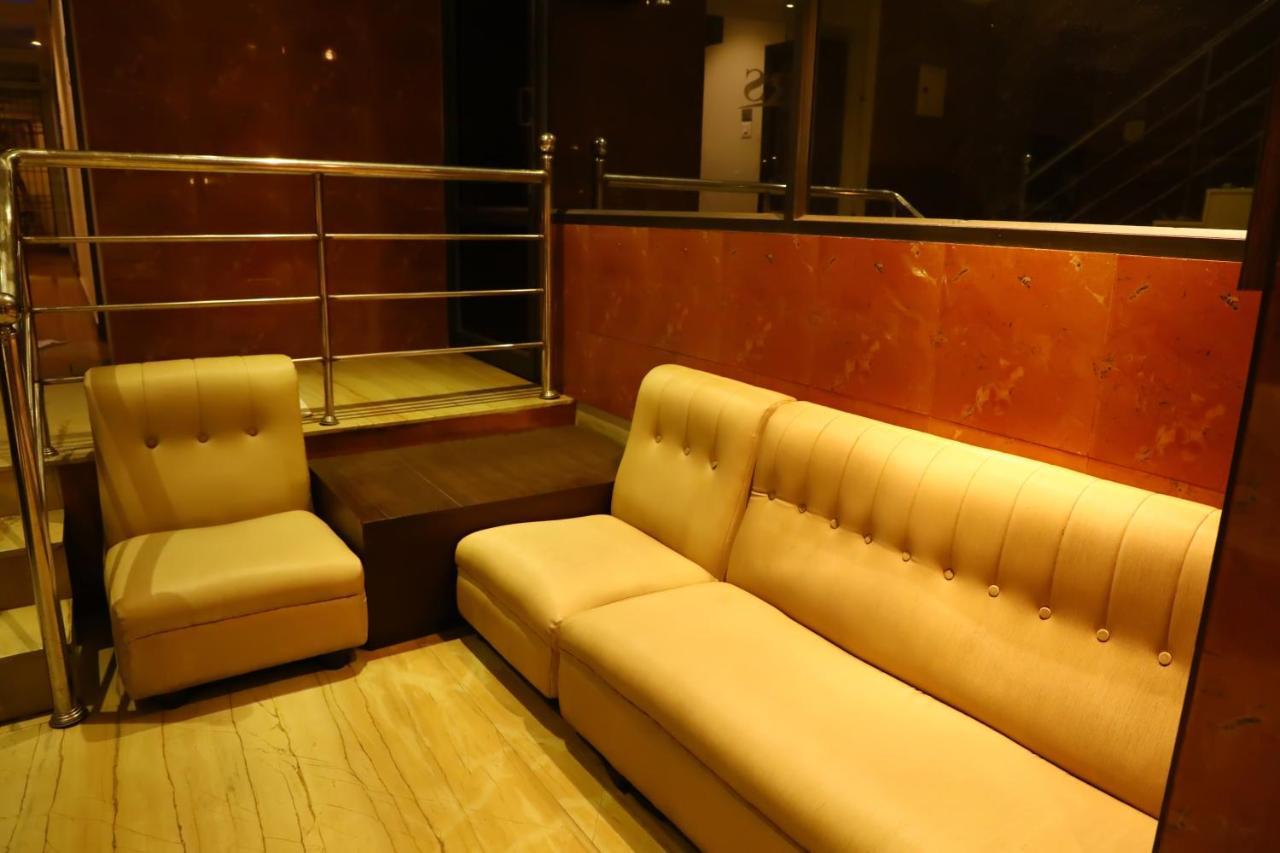 Deluxe Hotel Chennai Esterno foto