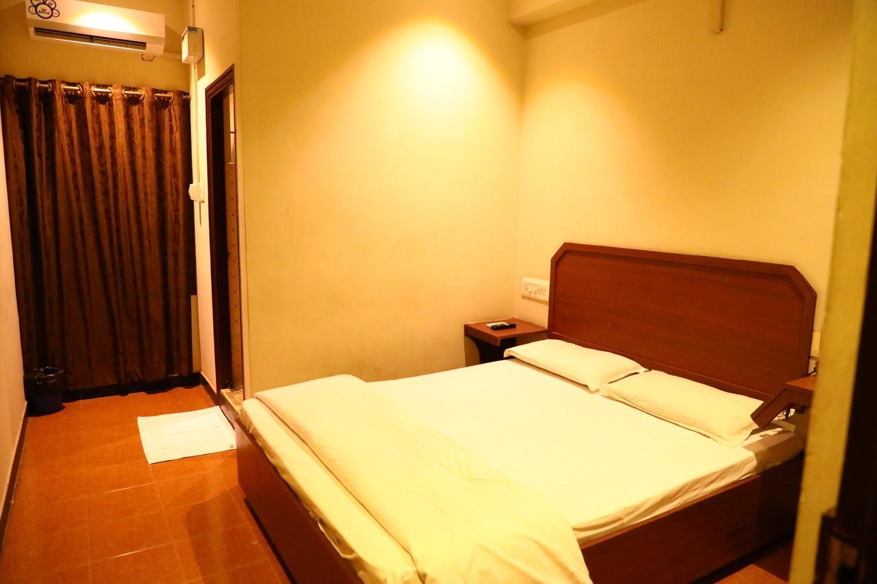 Deluxe Hotel Chennai Esterno foto
