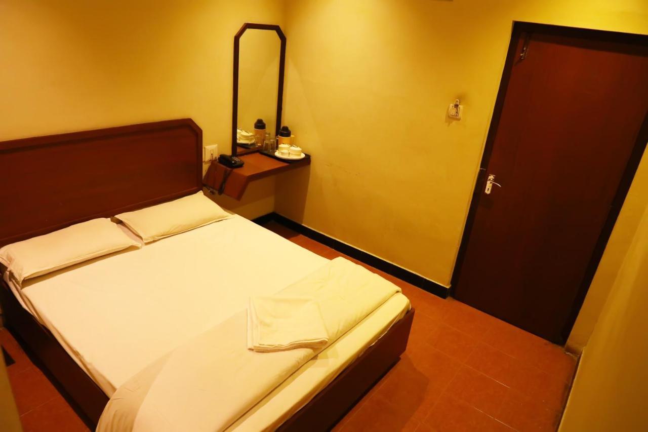 Deluxe Hotel Chennai Esterno foto