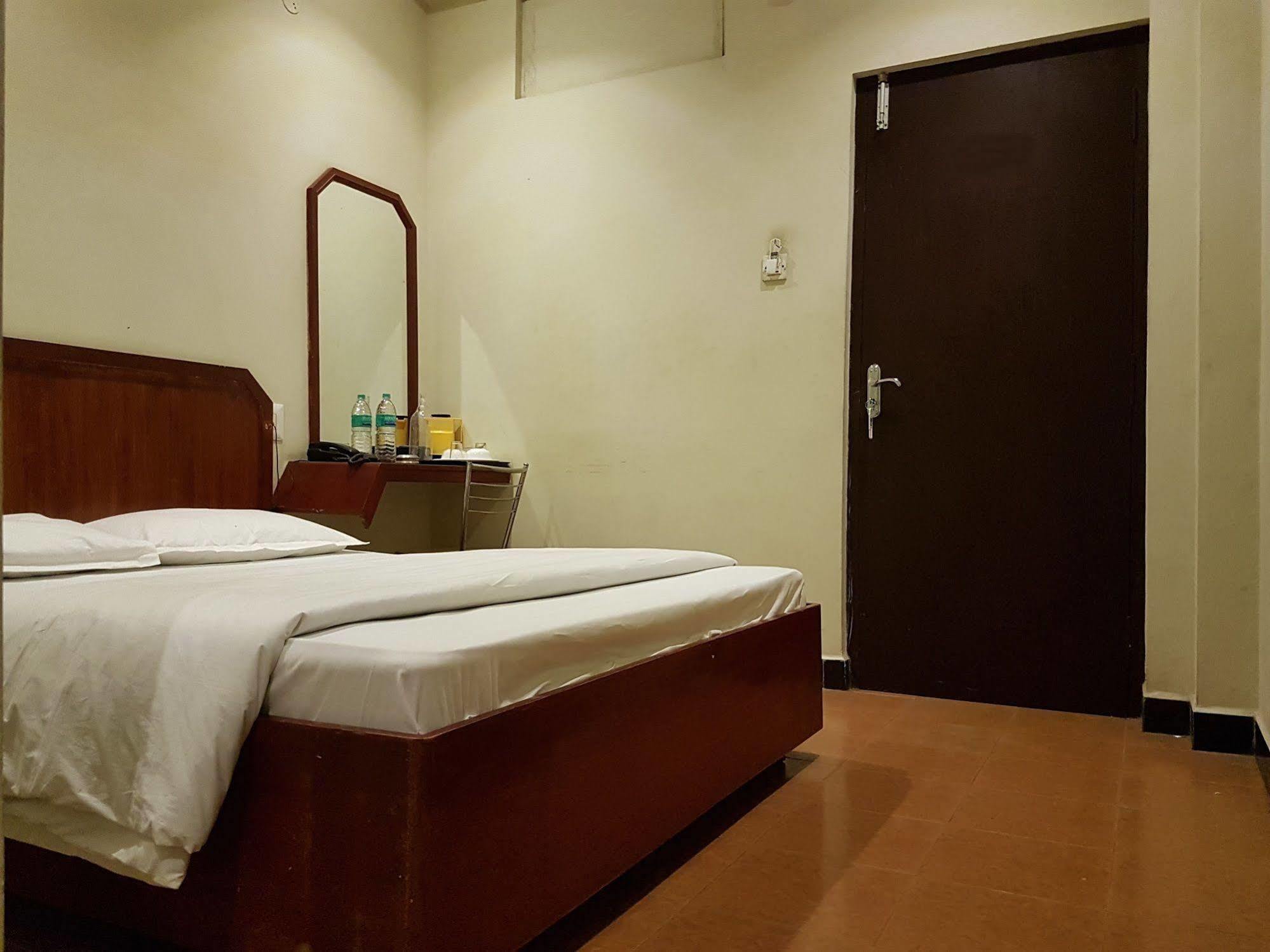 Deluxe Hotel Chennai Esterno foto