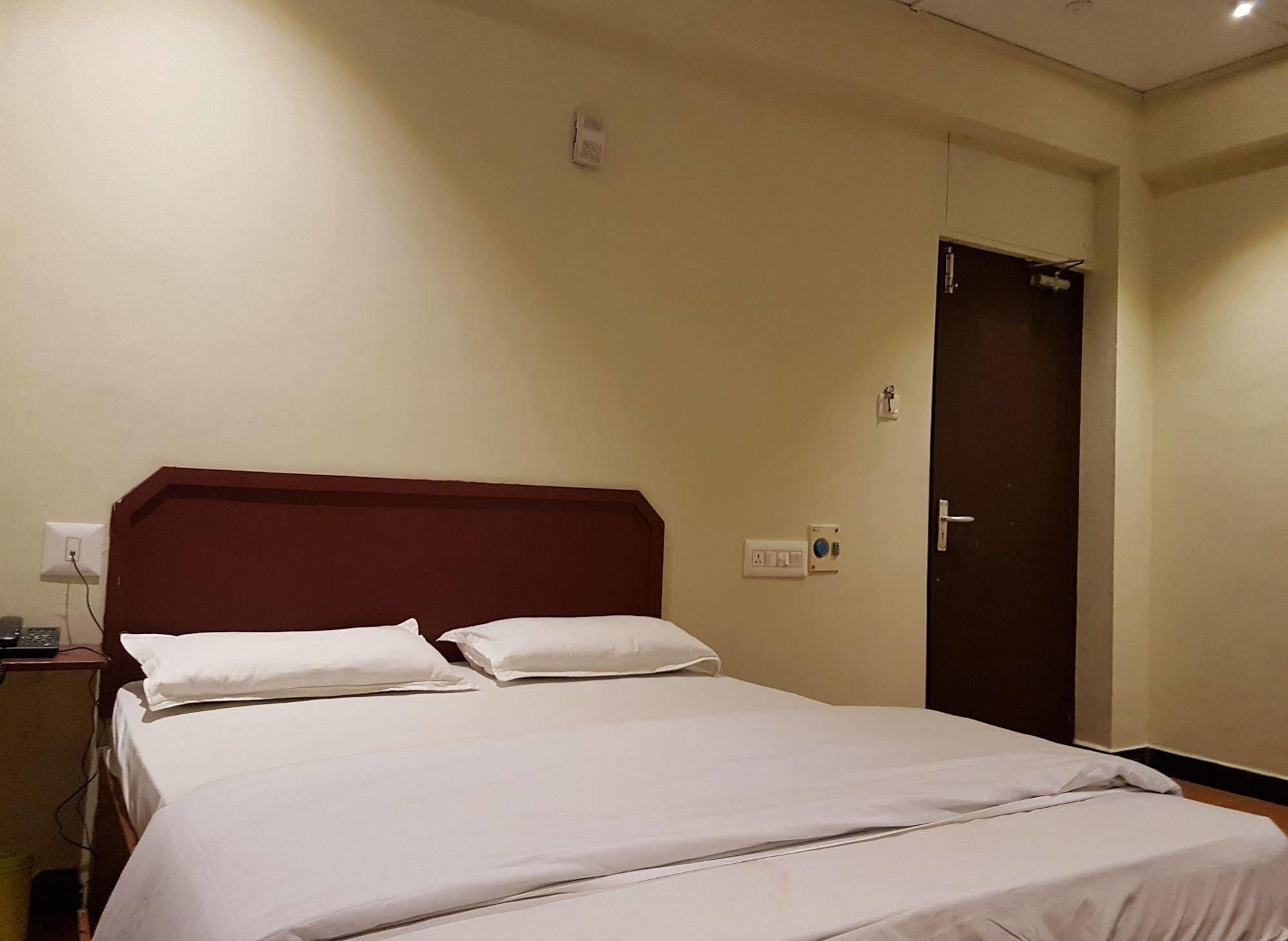 Deluxe Hotel Chennai Esterno foto