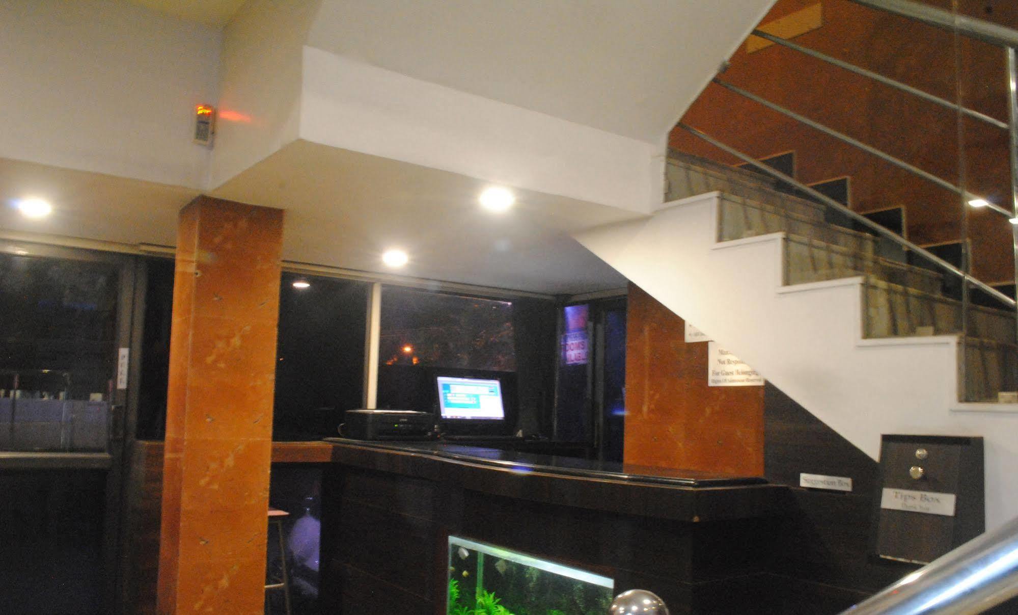 Deluxe Hotel Chennai Esterno foto