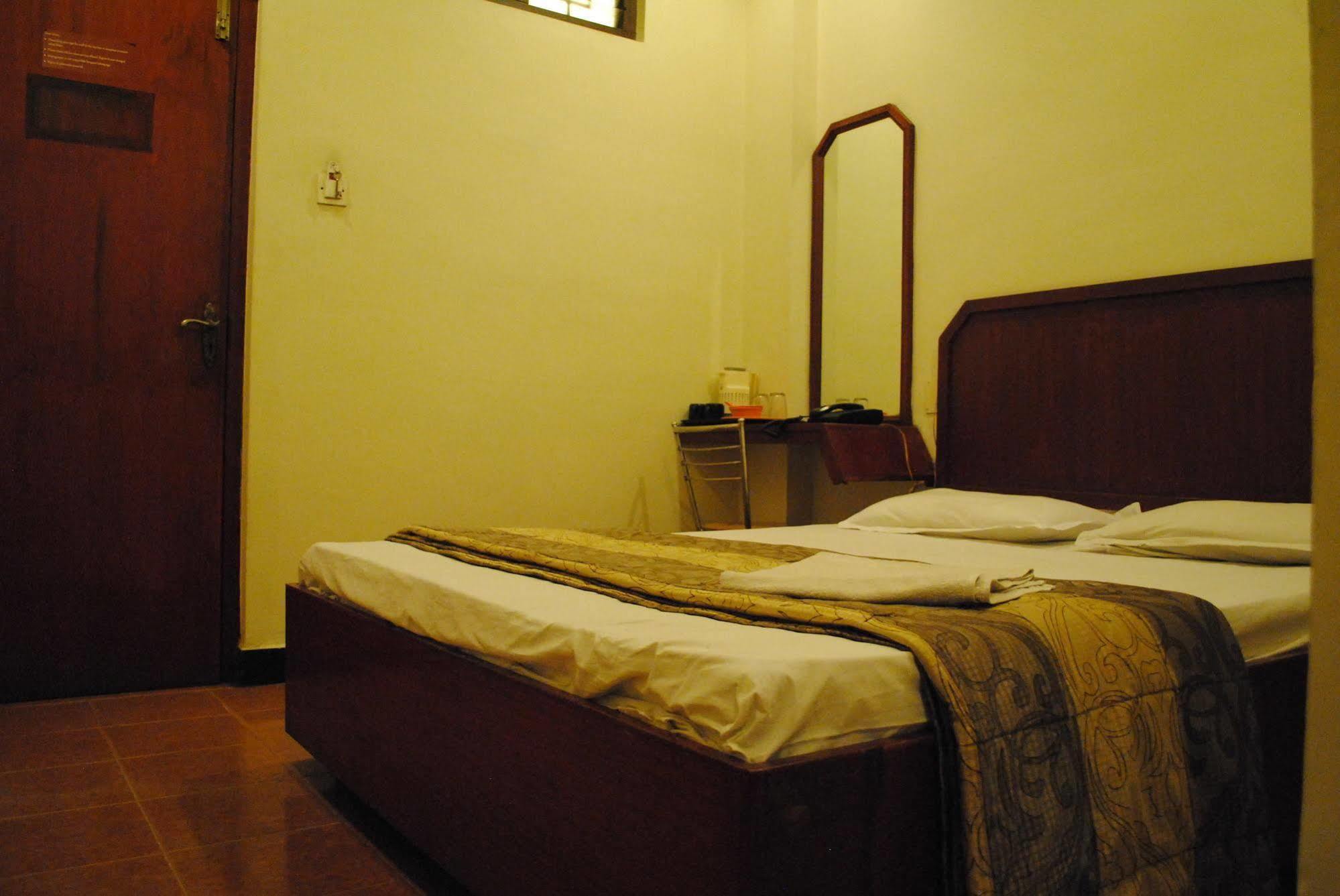 Deluxe Hotel Chennai Esterno foto