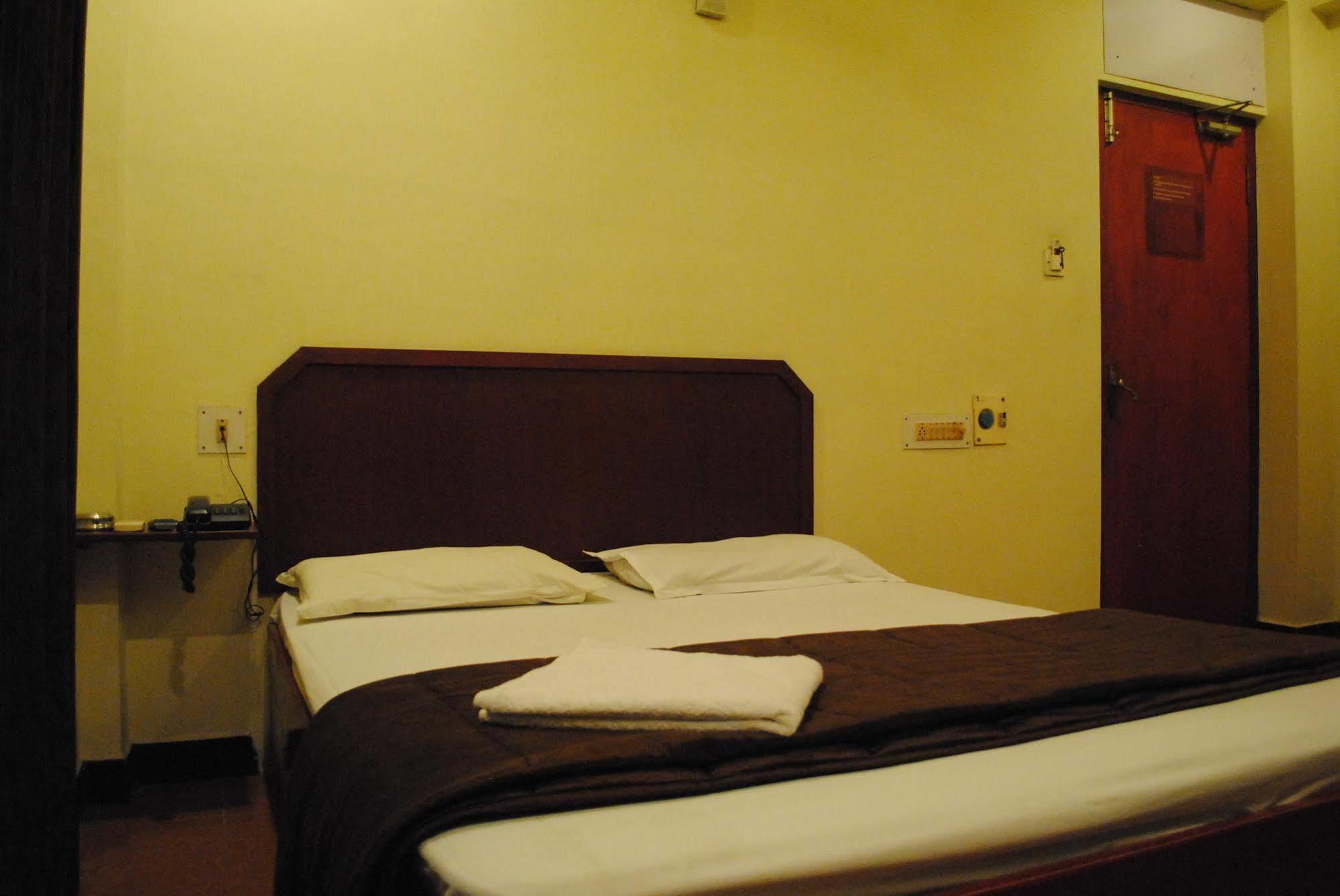 Deluxe Hotel Chennai Esterno foto