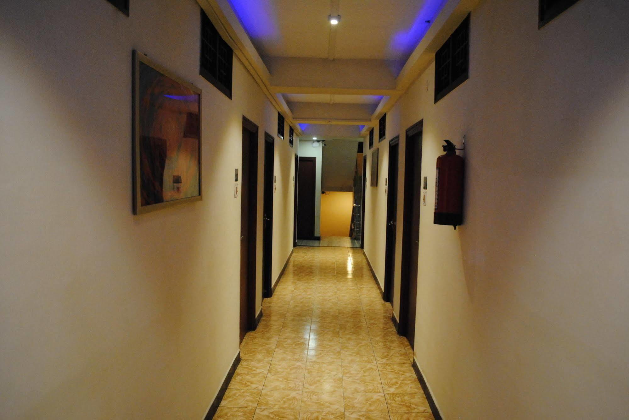 Deluxe Hotel Chennai Esterno foto