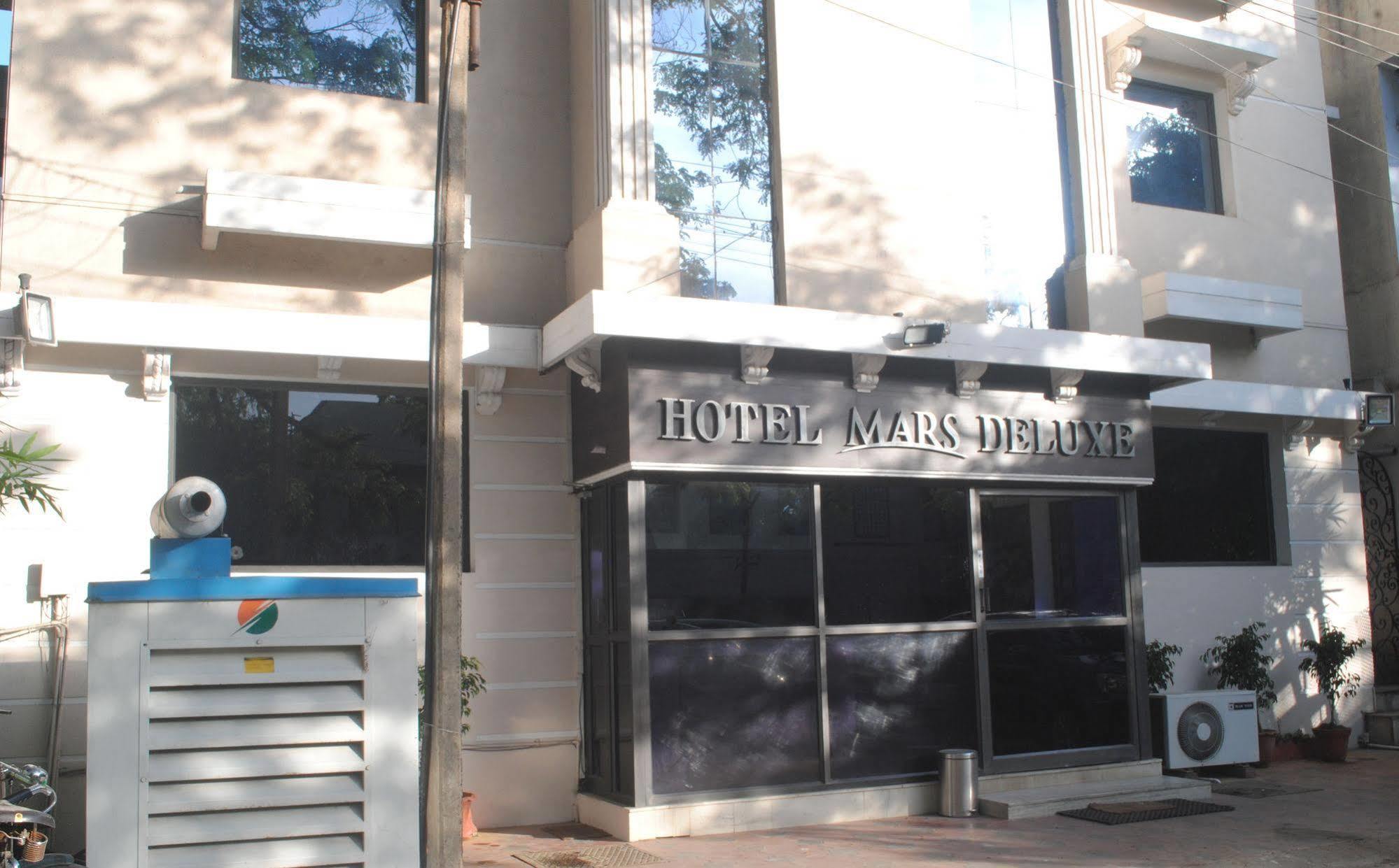 Deluxe Hotel Chennai Esterno foto