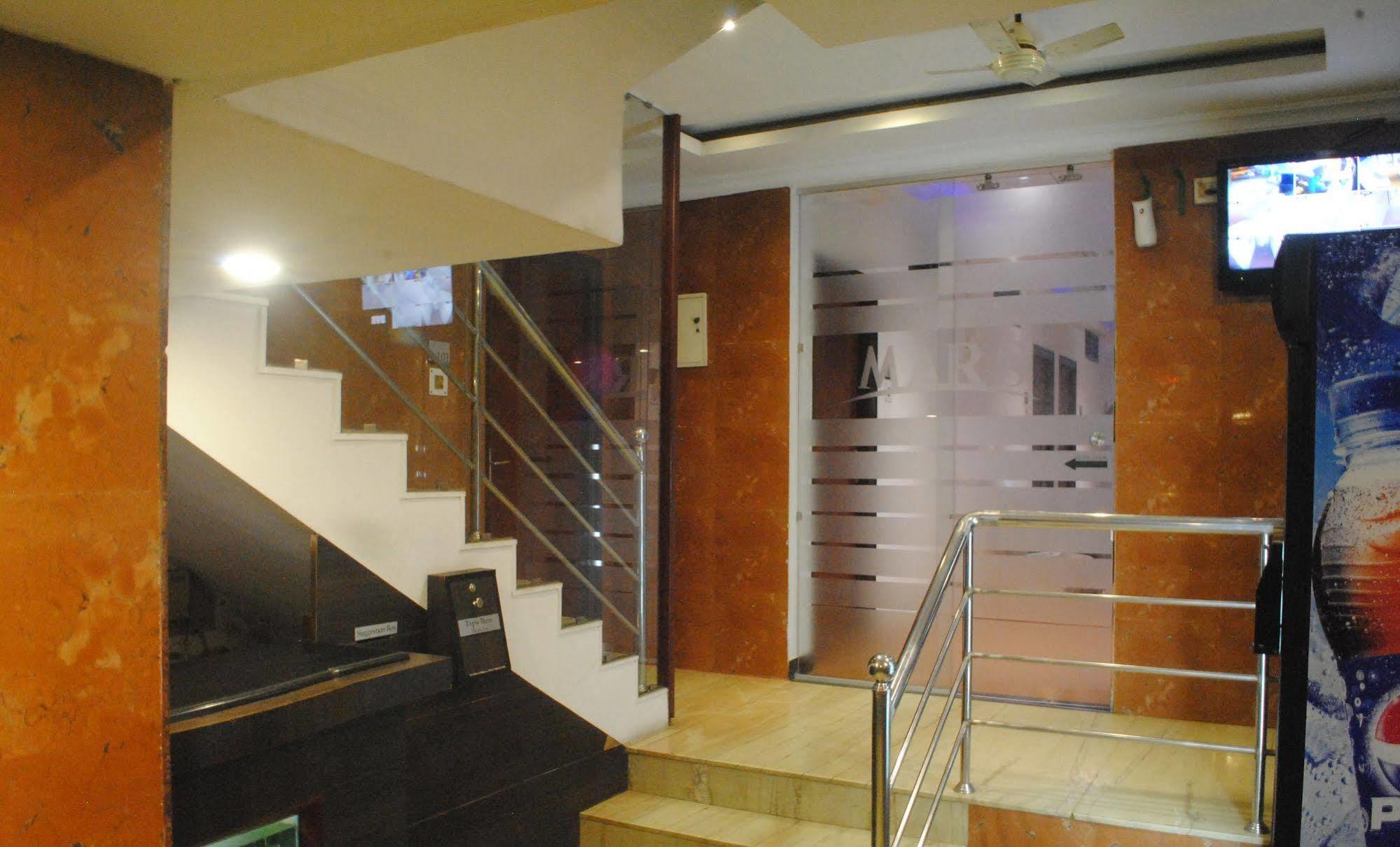 Deluxe Hotel Chennai Esterno foto