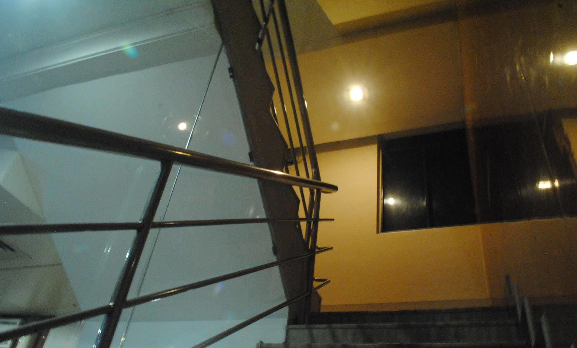 Deluxe Hotel Chennai Esterno foto